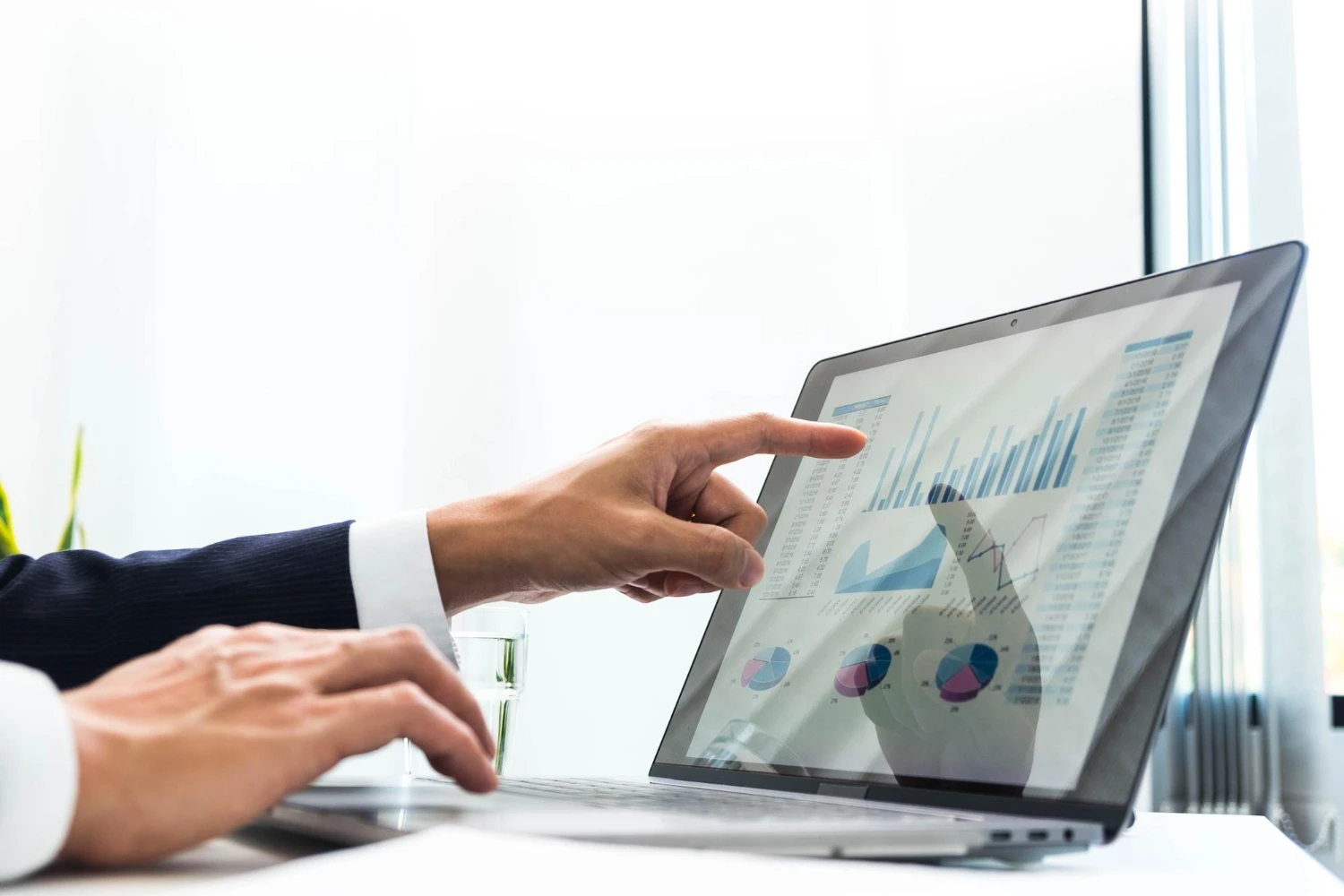 utazási adatok és költségek egy irodai képernyőn