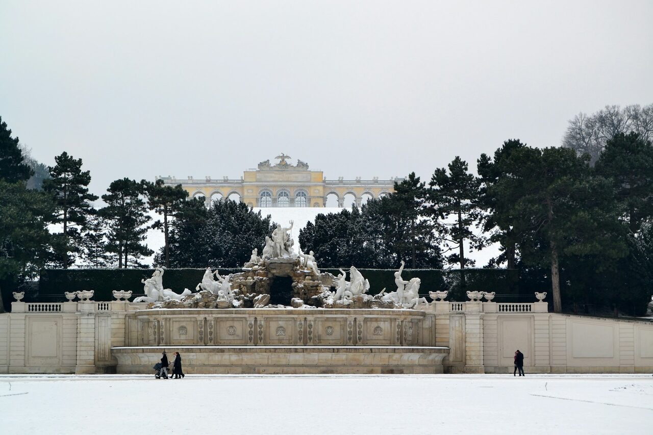 A schönbrunni Gloriette és a Neptun-kút télen Bécsben, a legközelebbi külföldi céges kirándulás úti cél