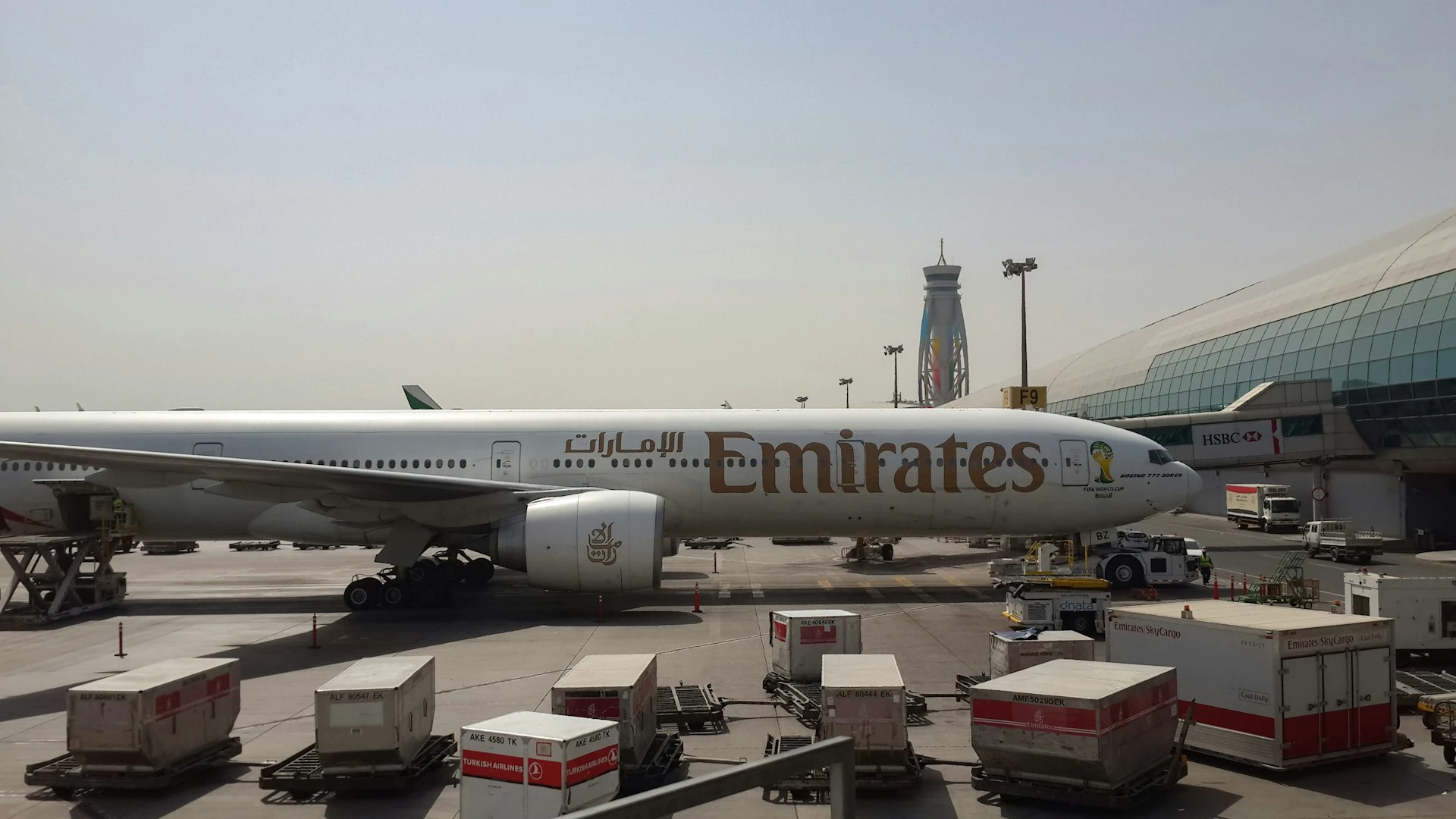 Az Emirates átszálló-hubja a dubai repülőtéren krízishelyzet idején
