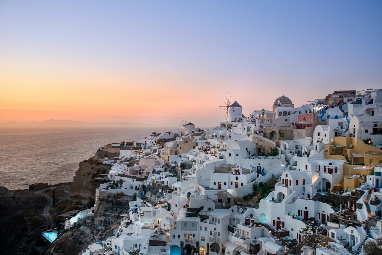 Santorini fehér házai a tenger felett, népszerű incentive út úti cél