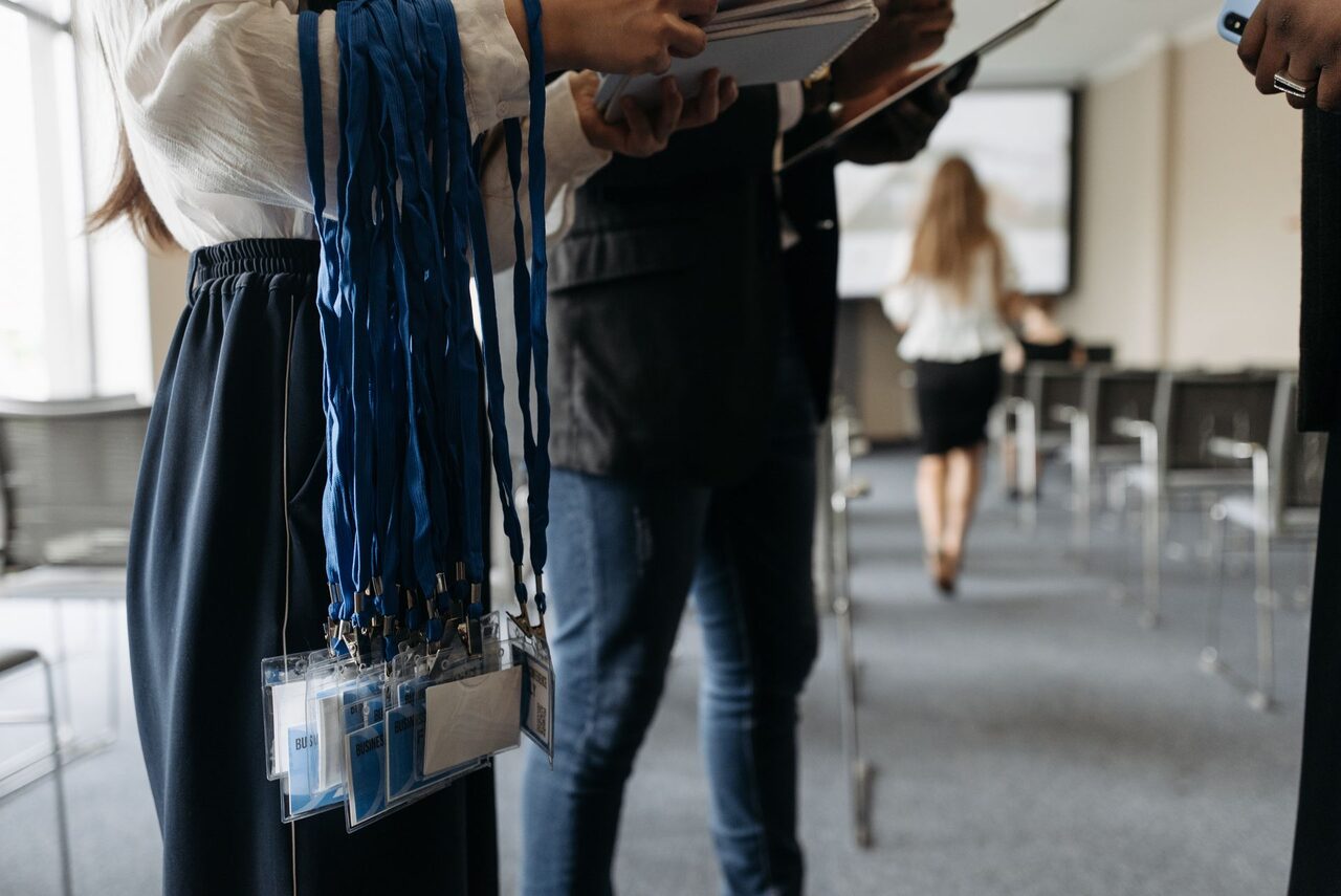 Névkártyák a konferencia regisztrációjánál, a terem előkészítése közben